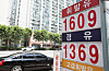 A sign at a local gas station in Seoul on Sunday shows the price of gasoline at 1,609 won ($1.44) per liter. Average gasoline prices at gas stations nationwide increased to 1,564.5 won per liter in the second week of June, up 0.7 percent from the previous week, according to data from the Korea National Oil Corporation. Gasoline prices have been on the rise for six weeks in a row. [YONHAP]