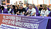 Erik Evensen, the father of Norwegian victim Stine Evensen, second from right, speaks during a press conference in central Seoul with families of foreign victims of the Itaewon disaster on Oct. 28. [YONHAP]