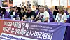 Erik Evensen, the father of Norwegian victim Stine Evensen, second from right, speaks during a press conference in central Seoul with families of foreign victims of the Itaewon disaster on Oct. 28. [YONHAP]