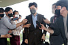 Justice Minister Han Dong-hoon answers questions from reporters at the Ministry of Justice in Gwacheon, Gyeonggi, on Tuesday, ahead of his ministry’s review committee meeting to select candidates for presidential pardons on Liberation Day. [NEWS1]