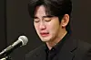 Actor Kim Soo-hyun breaks down on March 31 during a press conference denying allegations of dating late actor Kim Sae-ron when she was underage. [NEWS1]