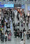 Incheon International Airport brims with travelers on July 7. [YONHAP]