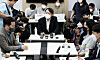 Former Prosecutor General Yoon Seok-youl, center, talks with nuclear engineering students from KAIST in Daejon on Tuesday.  [NEWS1]