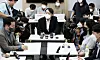 Former Prosecutor General Yoon Seok-youl, center, talks with nuclear engineering students from KAIST in Daejon on Tuesday. [NEWS1]