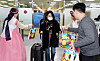 A traveler arriving on Jeju Island from Shanghai receives a welcome gift at Jeju International Airport on March 26. [NEWS1]
