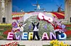 Visitors take a photo in front of a giant Hello Kitty topiary blooming with fresh flowers in the Four Seasons Garden at Everland in Yongin, Gyeonggi. [SAMSUNG C&T]