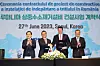 From left: Minister Lee Chang-yang of Trade, Industry and Energy, Korea Hydro & Nuclear Power CEO Whang Joo-ho, Nuclearelectrica CEO Cosmin Ghita, and Romanian Ambassador to Korea Cezar Manole Armeanu pose for a photo during a signing ceremony to build a tritium removal facility in Romania on Tuesday at Four Seasons Hotel in central Seoul. [YONHAP]