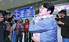 A father hugs his daughter, just returning from a short-term visit to Israel, at the Incheon International Airport on Wednesday. He was among 192 Koreans who flew out of Israel on the first direct flight to Korea since the attack by the Hamas militant group on Saturday. [NEWS1]