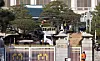 Work to relocate the presidential office from Yongsan to Blue House began on Dec 9. That afternoon, workers are seen trimming garden trees beyond the main gate of Blue House in Jongno District, central Seoul. The packing and moving will be done mostly after 6 p.m. and on weekends when there will be less work. The relocation work will be finished by the end of Dec.[BYUN SUN GOO]