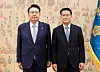 President Yoon Suk Yeol, left, takes a commemorative photo with Kim Yung-ho after appointing him as his new unification minister at the Yongsan presidential office Friday afternoon. [JOINT PRESS CORPS]
