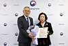 Culture Minister Yu In-chon, left, and Kwak Soon-hwa, the newly-appointed chairwoman of the board of directors for the Korea Craft & Design Foundation at the National Museum of Modern and Contemporary Art’s Seoul branch in Jung District, central Seoul, on Wednesday. [MINISTRY OF CULTURE, SPORTS AND TOURISM]