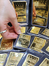 Gold bars on display at the Korea Gold Exchange’s office in Jongno, central Seoul, on Tuesday. Gold prices have been falling as the demand for safe assets declines due to news of the coronavirus vaccine. [YONHAP]
