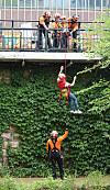 Emergency personnel rehearse rescuing people trapped in a flood at the Cheonggye Stream in central Seoul on Wednesday. Led by the Seoul Metropolitan Government, the training session includes officials from city and district police and fire departments, and has been expanded from previous years to prepare for potentially heavy rains. A family of three that lived in a semi-basement apartment, including a 13-year-old child, drowned after failing to escape from a flash flood in August last year. [YONHAP]