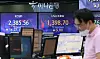 Electronic display boards at Hana Bank in central Seoul show market Friday. [YONHAP]