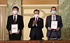 President Moon Jae-in, center, attends the signing ceremony for a supply agreement between Samsung Biologics CEO John Lee, left, and Moderna CEO Stephane Bancel in Washington, Saturday. [YONHAP]