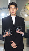 Actor Yoo Ah-in leaves the 12-hour-long police screening on Monday [YONHAP]