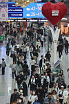 Tourists fill the duty-free zone at Terminal 1 of Incheon International Airport on April 17. [YONHAP]