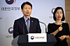 Vice Health Minister Kim Kang-lip in a press briefing Monday said that the clinical exam of the Korean Medical License Examination will be postponed by one week as doctor hopefuls are boycotting the test.
