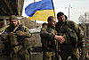 Ukrainian soldiers chat in front line position close to Kharkiv, Ukraine, on March 26. With the invasion now in its second month, Russian forces have reportedly stalled on many fronts and are even losing previously taken ground to Ukrainian counterattacks, including around Kyiv. [AP/YONHAP]