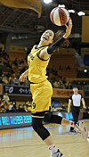 Park Ji-su play the ball against Yongin Samsung Life Insurance on Saturday at Cheongju Gymnasium in Cheongju, North Chungcheong. [YONHAP]