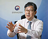 Park Yang-woo, minister of culture, sports and tourism, talks about the ministry’s vision for the nation’s cultural sectors which were hit hard by the pandemic, at the ministry’s office in central Seoul. [PARK SANG-MOON]