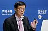 Bank of Korea Gov. Rhee Chang-yong speaks at the press conference held following the Monetary Policy Board meeting in central Seoul Thursday. The board kept the rate unchanged for the third time in a row, holding it at 3.50 percent. [JOINT PRESS CORP]