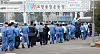 Workers at the Pohang Iron and Steel Industrial Complex form a long queue on Friday at the Pohang Stadium in Pohang, North Gyeongsang, to take Covid-19 tests. Since Thursday, the city has administered tests to 3,400 workers who recently had trips outside the city or who displayed symptoms. [YONHAP]