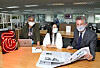 Stephen Dunbar-Johnson, international president of The New York Times Company, right, chats with the newspaper’s staff at the paper’s new Asia hub in Jongno District, central Seoul, Tuesday. From left, Lauretta Chalton, an editor with the Times, and Elsie Chen, a researcher. [PARK SANG-MOON]