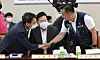 Tough negotiations — Lee Tae-hee, head of the smart employment division at Korea Federation of SMEs, left, shakes hands with Lee Dong-ho, secretary general of the Federation of Korean Trade Unions. Ryu Ki-jung, Korea Enterprises Federation executive director, middle, looks on ahead of the Minimum Wage Council meeting negotiating next year’s minimum hourly wage held at the government complex in Sejong on Tuesday. The legal deadline for the wage negotiation is Wednesday. While labor has requested an 18.9 percent increase to 10,890 won hourly, businesses are demanding 9,160 won.