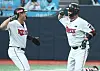 KT Wiz catcher Jang Sung-woo, right, celebrates after hitting a two-run home run at the bottom of the sixth inning with two outs on Sunday. [YONHAP]