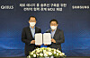 Hanwha Q Cells CEO Kim Hee-chul, left, poses for a photo with Lee Jae-seung, head of Samsung Electronics' home appliance unit, after signing a memorandum of understanding on July 2. [SAMSUNG ELECTRONICS]