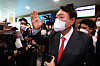 Presidential contender Yoon Seok-youl speaks to reporters Wednesday after holding a last-minute press conference at the National Assembly in western Seoul Wednesday to address allegations that he had been involved in a prosecutor conveying to the opposition party criminal complaints against pro-government figures ahead of last year’s general elections. [NEWS1]