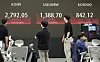 A screen in Hana Bank's trading room in central Seoul shows the Kospi closing at 2,792.05 points on Wednesday, up 0.64 percent, or 17.66 points, from the previous trading session. [YONHAP]
