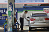 A customer pumps gas at a station in Seoul. [YONHAP]