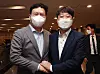 Democratic Party Chairman Song Young-gil, left, and People Power Party Chairman Lee Jun-seok pose after their dinner on Monday. [YONHAP]