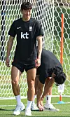 Hwang Ui-jo, left, trains with teammate Cho Gue-sung at Al Egla Training Facility in Doha, Qatar on Saturday. [YONHAP]