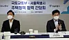 Seoul mayor Oh Se-hoon, left, and Land Minister Noh Hyeong-ouk meet for the first time at the government complex in Seoul on Wednesday to discuss cooperation in residential housing supplies. [YONHAP]
