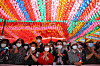 People pray at a service celebrating the 2,565th birthday of Buddha at Jogye Temple in Jongno District, central Seoul, on Wednesday. [OH JONG-TAEK]