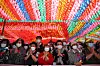 People pray at a service celebrating the 2,565th birthday of Buddha at Jogye Temple in Jongno District, central Seoul, on Wednesday. [OH JONG-TAEK]