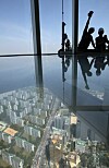 Workers clean the window of Lotte Tower, Korea’s tallest building, in Jamsil, southern Seoul, on Tuesday. According to Lotte, it takes roughly 700 hours, or 90 days, to clean the whole building. [YONHAP]