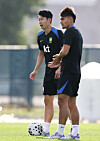 Son Heung-min, left, and Jens Castrop train at Icahn Stadium in New York on Sept. 4. [YONHAP]
