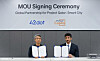 42dot CEO Song Chang-hyeon, left, and Ahmad Al Jufairi, chairman of Protocol Capital, pose for a photo after signing a memorandum of understanding for collaboration on Qatar's smart city project in Seongnam, Gyeonggi, on Jan. 15. [YONHAP]