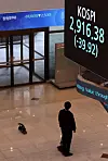 While the main sign board at the Korea Exchange in Seoul on Tuesday shows the Kospi closing below 3,000 on the first day of trade this week after the market was closed Monday for the weekend holiday, another display above the entrance shows Samsung Electronics closing below 70,000 won ($59) per share. This is the first time for the tech giant to close below 70,000 won in 10 months. The last was on Dec. 3 when it ended at 69,700 won per share. [YONHAP]