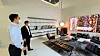 Samsung Electronics Vice Chairman Lee Jae-yong, left, checks home appliances on Wednesday afternoon during a visit to Samsung Digital Plaza in Gangnam District, southern Seoul. [YONHAP]