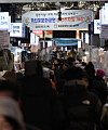 Shoppers browse a market in central Seoul on Jan. 1. [YONHAP]