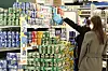 People shop for beer at a discount mart in Seoul on Thursday. According to the Ministry of Economy and Finance, a 855.2 won (71 cent) tax will be levied per one liter of beer starting from April 1, up 20.8 won, or by 2.5 percent, from last year. [YONHAP]