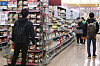 Shoppers browse for groceries at a large mart in Seoul on Thursday as inflation remains above 5 percent. [YONHAP]
