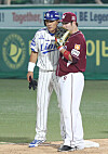 Fomer Samsung Lions slugger Lee Seung-yuop, left, and Park Byung-ho of the Kiwoom Heroes talk to each other during a KBO game back in June 24, 2014. [ILGAN SPORTS]