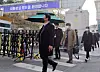 Police investigators walk away from the entry to the presidential office in Yongsan District, central Seoul, after being turned away by the presidential security service. [JOINT PRESS CORPS]