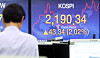 An employee looks at the screen in the dealing room of Hana Bank in Jung District, central Seoul, Thursday. [YONHAP]
